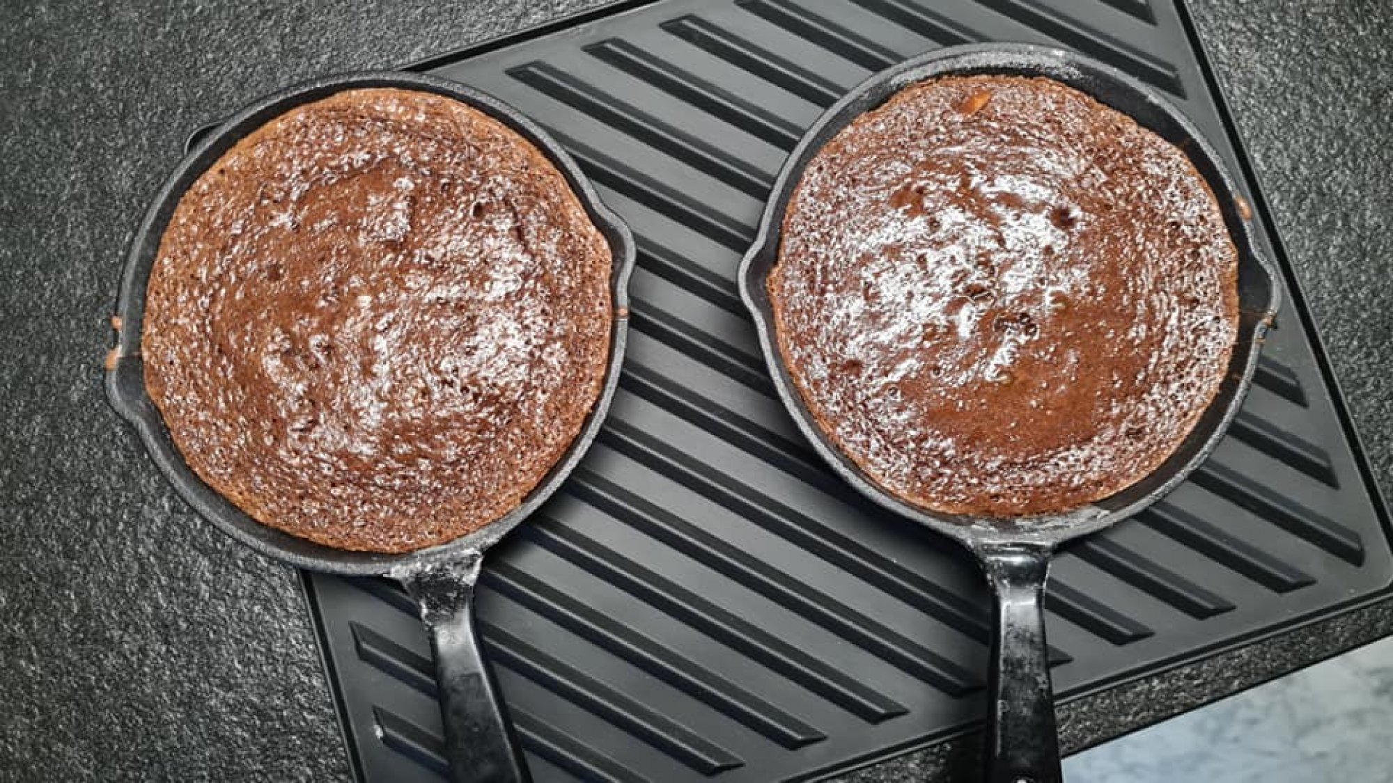 Brownie z boczkiem w patelni żeliwnej