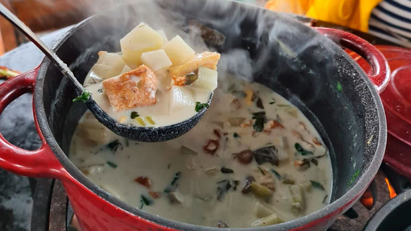 Zupa z kalarepy z jajkiem w garnku żeliwnym